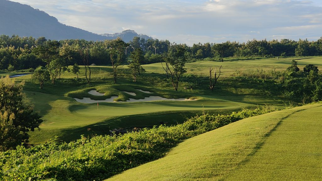 多霍苏里亚高尔夫球场 (Dhoho Surya Golf Course)