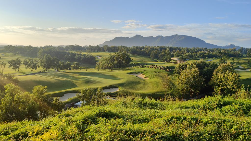 多霍苏里亚高尔夫球场 (Dhoho Surya Golf Course)